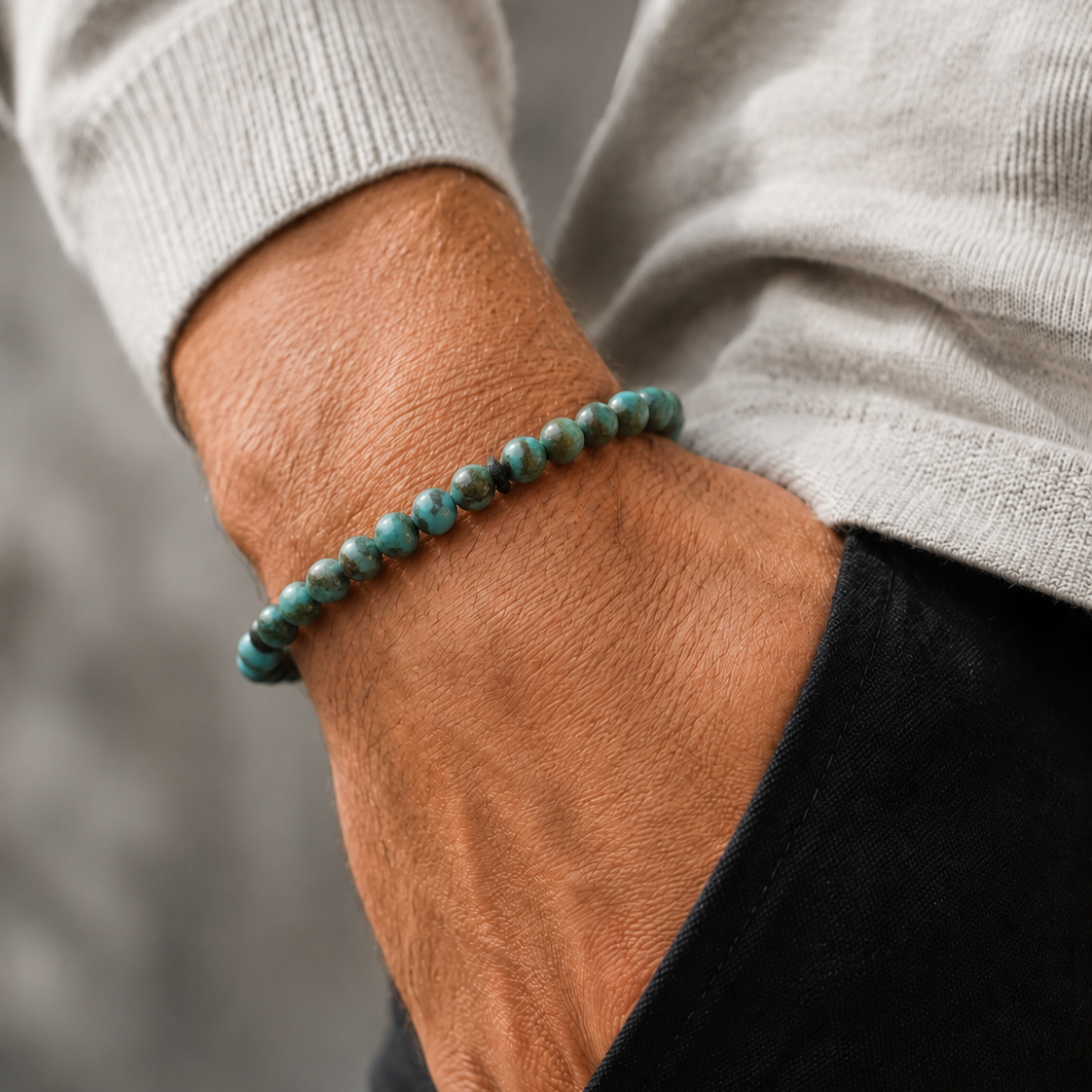 SON Herrenarmband mit 6 mm African-Turquoise-Natursteinperlen, natürlich getragen am Handgelenk zu hellem Strickpullover