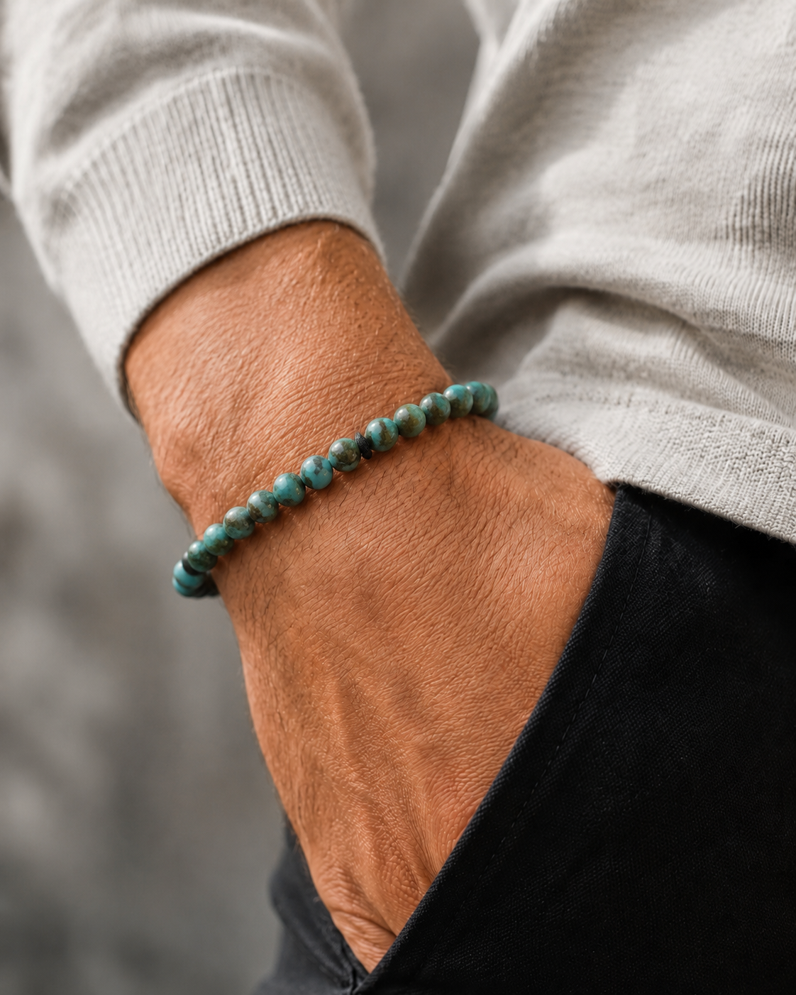 SON Herrenarmband mit 6 mm African-Turquoise-Natursteinperlen, natürlich getragen am Handgelenk zu hellem Strickpullover