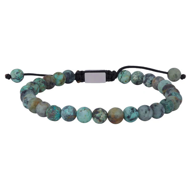 Das Produktbild zeigt ein größenverstellbares Herrenarmband aus matten afrikanischen Türkisperlen mit schwarzer Makramé-Schnur und Edelstahlelement, das sich an stilbewusste Männer richtet.