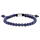 Verstellbares Herren Armband aus matten Lapislazuli-Perlen in Königsblau mit schwarzem Zugband und poliertem Edelstahl-Zwischenteil auf weißem Hintergrund.