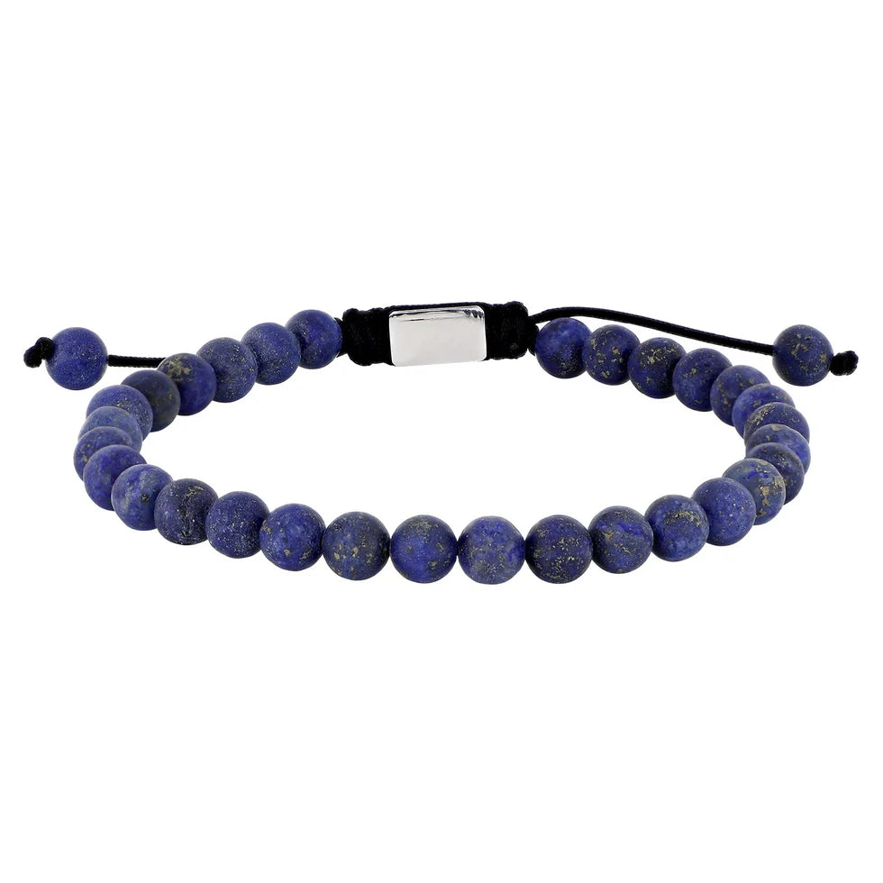 Verstellbares Herren Armband aus matten Lapislazuli-Perlen in Königsblau mit schwarzem Zugband und poliertem Edelstahl-Zwischenteil auf weißem Hintergrund.