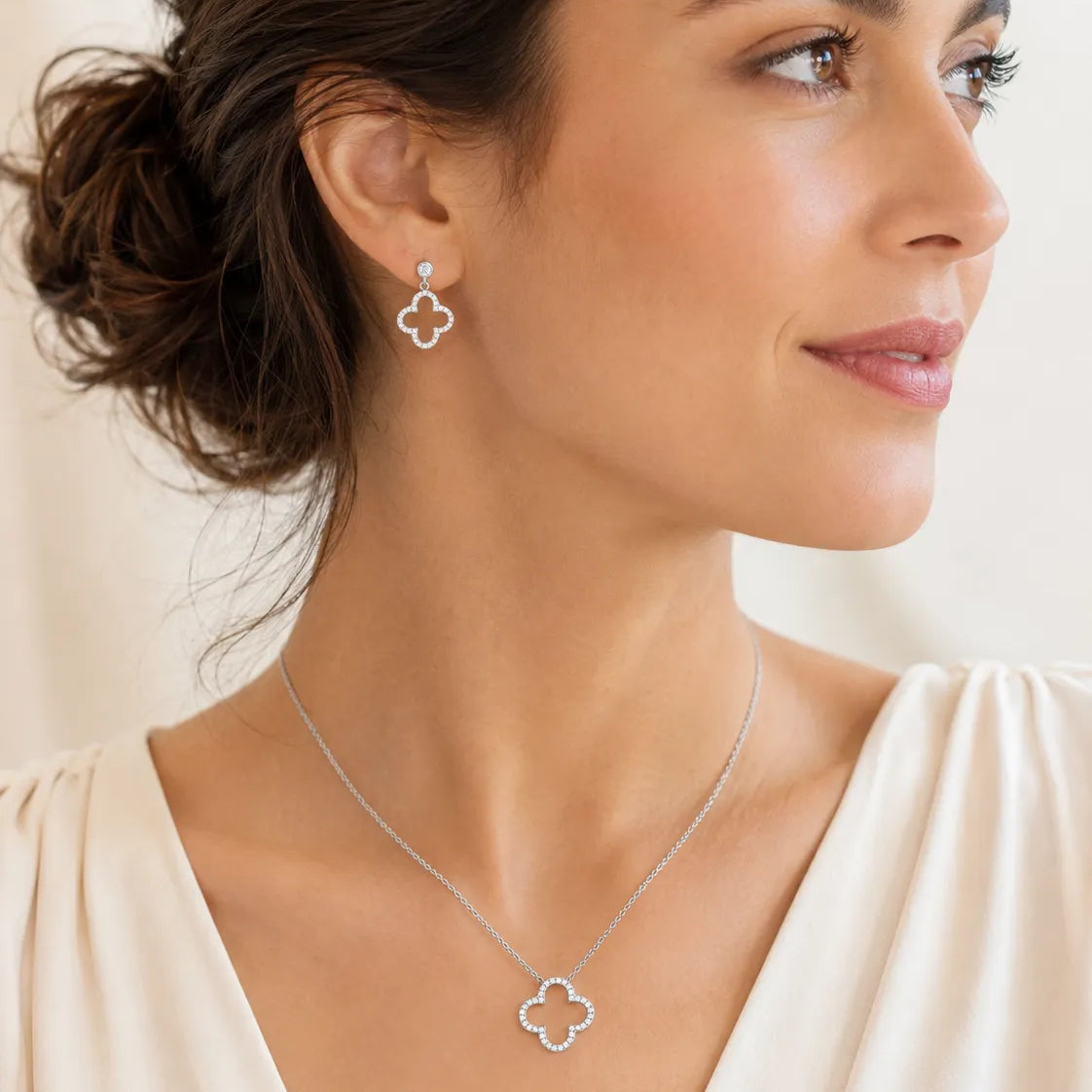 PamelaNor Schmuckset aus 925 Sterling Silber im eleganten Lifestyle-Look getragen – Halskette und Ohrhänger mit feinem Kleeblatt-Design in warmer natürlicher Lichtstimmung.
