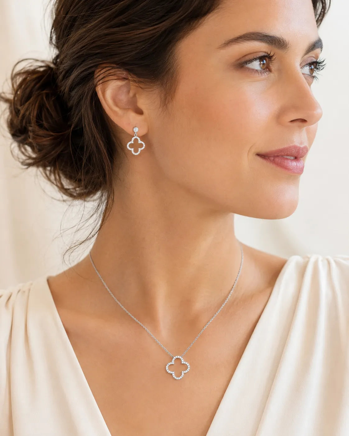 PamelaNor Schmuckset aus 925 Sterling Silber im eleganten Lifestyle-Look getragen – Halskette und Ohrhänger mit feinem Kleeblatt-Design in warmer natürlicher Lichtstimmung.