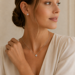 SigneNor Halskette und Ohrstecker aus 925 Sterling Silber an Model getragen – zarter Kleeblatt-Schmuck von Novellara in elegantem Lifestyle-Look