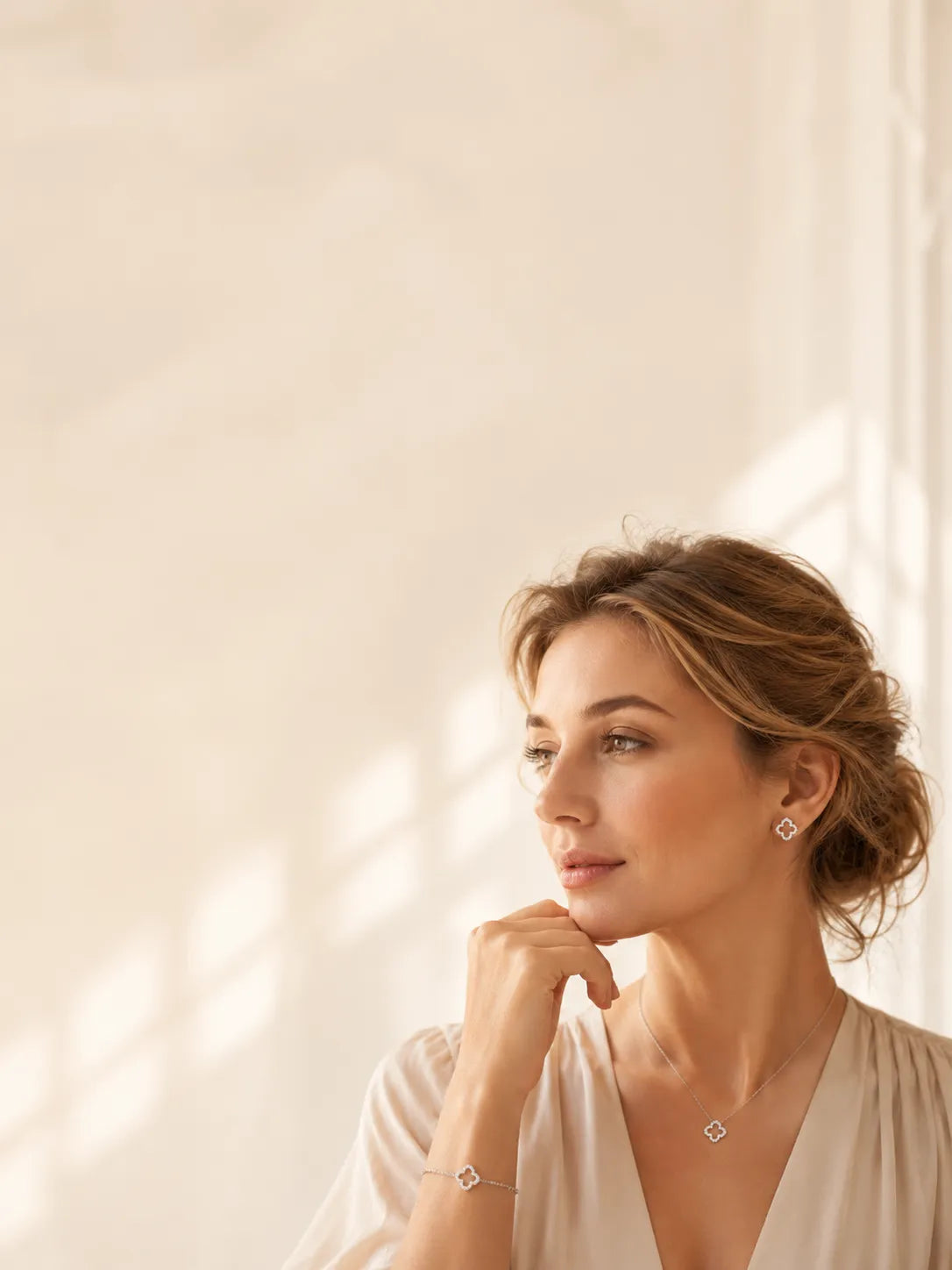 Model trägt PamelaNor Kleeblatt-Schmuck aus 925 Sterling Silber