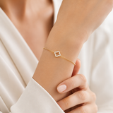 PamelaNor Armband aus vergoldetem 925 Silber mit funkelndem Kleeblatt-Motiv, elegant am Handgelenk getragen.