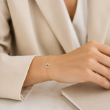 PamelaNor Armband aus vergoldetem 925 Silber mit funkelndem Anhänger, stilvoll zu hellem Blazer und Notizbuch getragen.