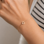 PamelaNor Armband aus vergoldetem 925 Silber mit feinem Kleeblatt-Anhänger, natürlich am Handgelenk getragen.