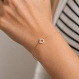 PamelaNor Armband aus vergoldetem 925 Silber mit feinem Kleeblatt-Anhänger, natürlich am Handgelenk getragen.