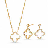 PamelaNor Schmuckset aus vergoldetem 925 Sterling Silber mit Halskette und passenden Ohrhängern im funkelnden Kleeblatt-Design, freigestellt auf weißem Hintergrund.
