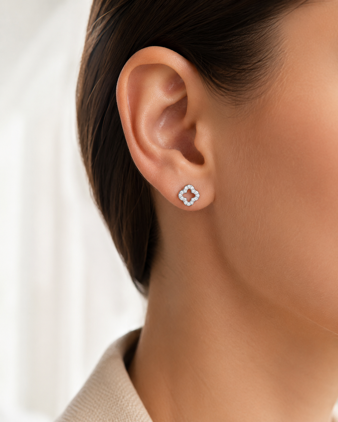 PamelaNor Ohrstecker aus 925 Sterling Silber mit funkelndem Kleeblatt-Design und Zirkonia am Ohr getragen.