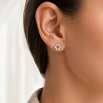 PamelaNor Ohrstecker aus 925 Sterling Silber mit funkelndem Kleeblatt-Design und Zirkonia am Ohr getragen.