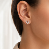 PamelaNor Ohrstecker aus 925 Sterling Silber mit funkelndem Kleeblatt-Design und Zirkonia am Ohr getragen.