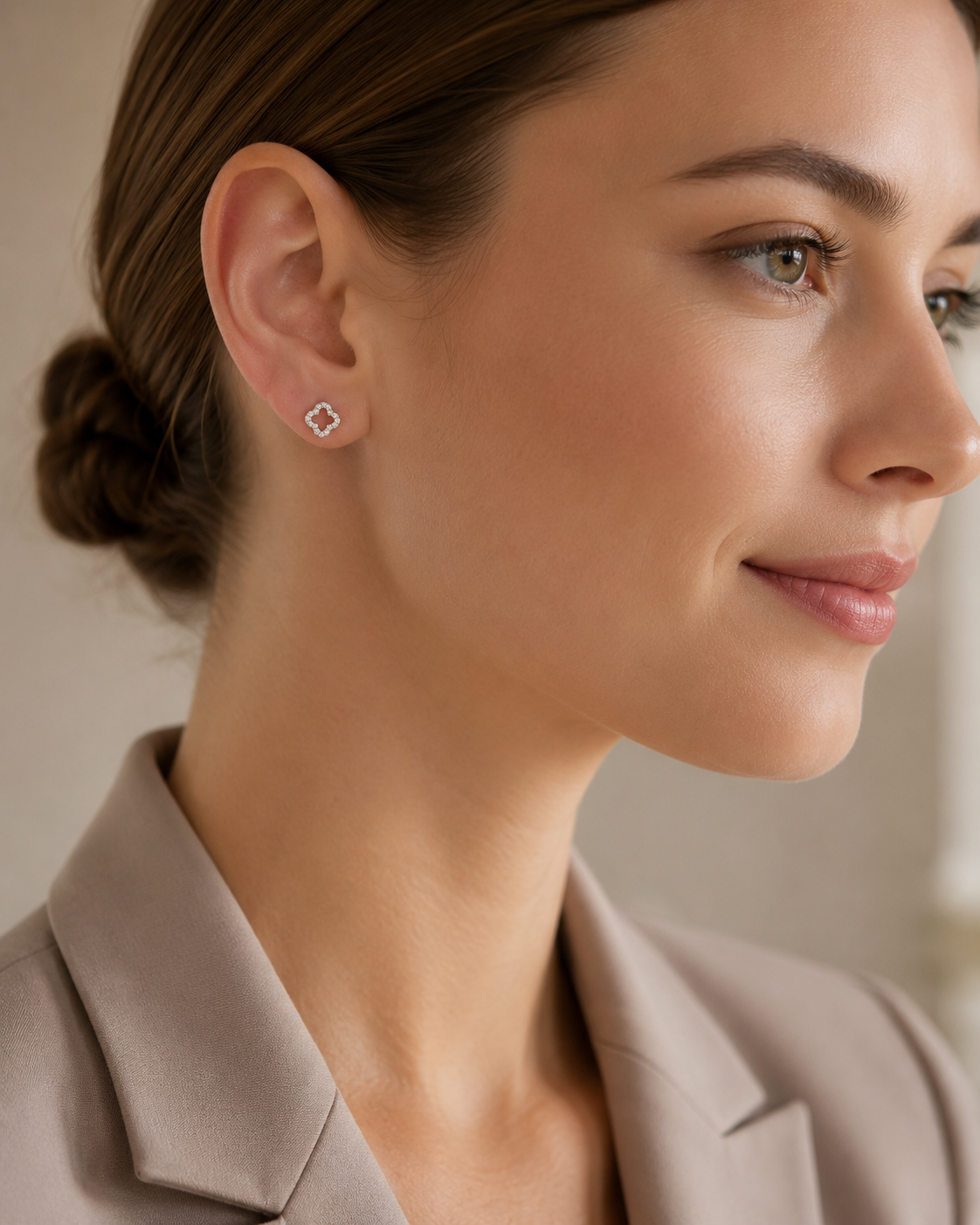 PamelaNor Ohrstecker aus 925 Sterling Silber mit funkelndem Kleeblatt-Motiv zu hellem Blazer getragen.