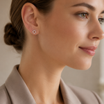 PamelaNor Ohrstecker aus 925 Sterling Silber mit funkelndem Kleeblatt-Motiv zu hellem Blazer getragen.