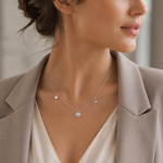 SelinaNor Elegante silberfarbene Halskette mit maritimen Anhängern zu Blazer und heller Bluse im modernen Business-Look.