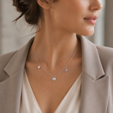 SelinaNor Elegante silberfarbene Halskette mit maritimen Anhängern zu Blazer und heller Bluse im modernen Business-Look.