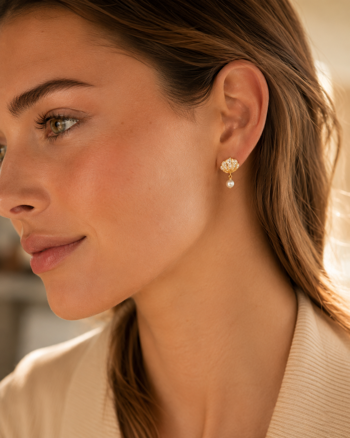 SelinaNor Muschel Ohrstecker aus 925 Silber 18 Karat vergoldet mit Perle und Zirkonia im femininen Lifestyle-Look.
