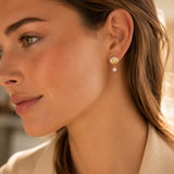 SelinaNor Muschel Ohrstecker aus 925 Silber 18 Karat vergoldet mit Perle und Zirkonia im femininen Lifestyle-Look.