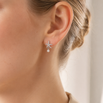 SelinaNor Ohrstecker aus 925 Sterling Silber mit Seestern-Motiv und kleiner Perle, getragen im cleanen Beauty-Look.