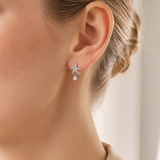 SelinaNor Ohrstecker aus 925 Sterling Silber mit Seestern-Motiv und kleiner Perle, getragen im cleanen Beauty-Look.