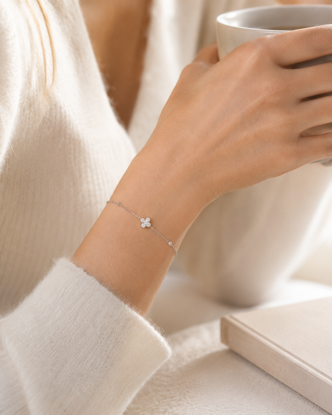 SigneNor Armband aus 925 Sterling Silber mit Zirkonia-Kleeblatt im sanften Lifestyle-Look mit heller Kleidung.
