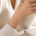 SigneNor Armband aus 925 Sterling Silber mit Zirkonia-Kleeblatt im sanften Lifestyle-Look mit heller Kleidung.