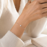 SigneNor Armband aus 925 Sterling Silber mit Zirkonia-Kleeblatt im sanften Lifestyle-Look mit heller Kleidung.