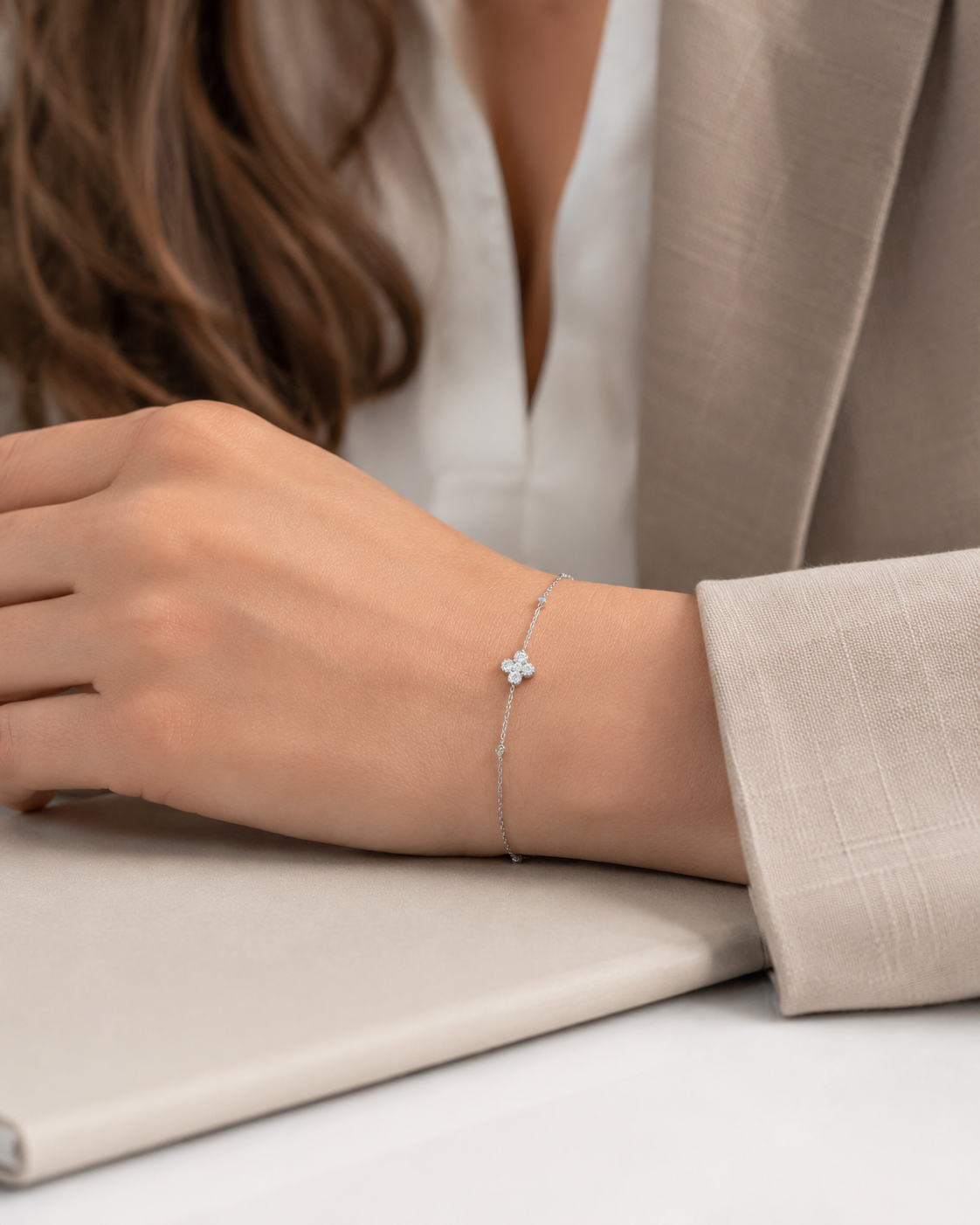 SigneNor Armband aus 925 Sterling Silber mit funkelndem Kleeblatt-Element im eleganten Business-Look getragen.