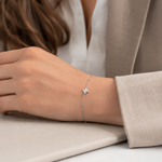SigneNor Armband aus 925 Sterling Silber mit funkelndem Kleeblatt-Element im eleganten Business-Look getragen.