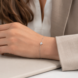 SigneNor Armband aus 925 Sterling Silber mit funkelndem Kleeblatt-Element im eleganten Business-Look getragen.