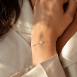 SigneNor Armband aus 925 Sterling Silber mit Zirkonia-Kleeblatt in warmer natürlicher Lichtstimmung am Handgelenk.