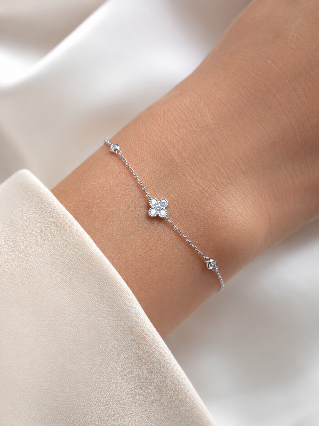 SigneNor Armband aus 925 Sterling Silber mit funkelndem Kleeblatt-Element und feiner Kette in heller Schmuckfotografie.