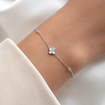 SigneNor Armband aus 925 Sterling Silber mit funkelndem Kleeblatt-Element und feiner Kette in heller Schmuckfotografie.