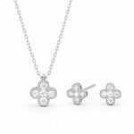 SigneNor Schmuckset aus 925 Sterling Silber mit Halskette und passenden Ohrsteckern im funkelnden Kleeblatt-Design, freigestellt auf weißem Hintergrund.