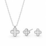 SigneNor Schmuckset aus 925 Sterling Silber mit Halskette und passenden Ohrsteckern im funkelnden Kleeblatt-Design, freigestellt auf weißem Hintergrund.