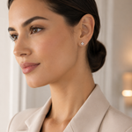 SigneNor Eleganter Ohrstecker aus 925 Sterling Silber in Kleeblattform zu hellem Blazer im modernen Editorial-Look getragen.