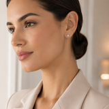 SigneNor Eleganter Ohrstecker aus 925 Sterling Silber in Kleeblattform zu hellem Blazer im modernen Editorial-Look getragen.