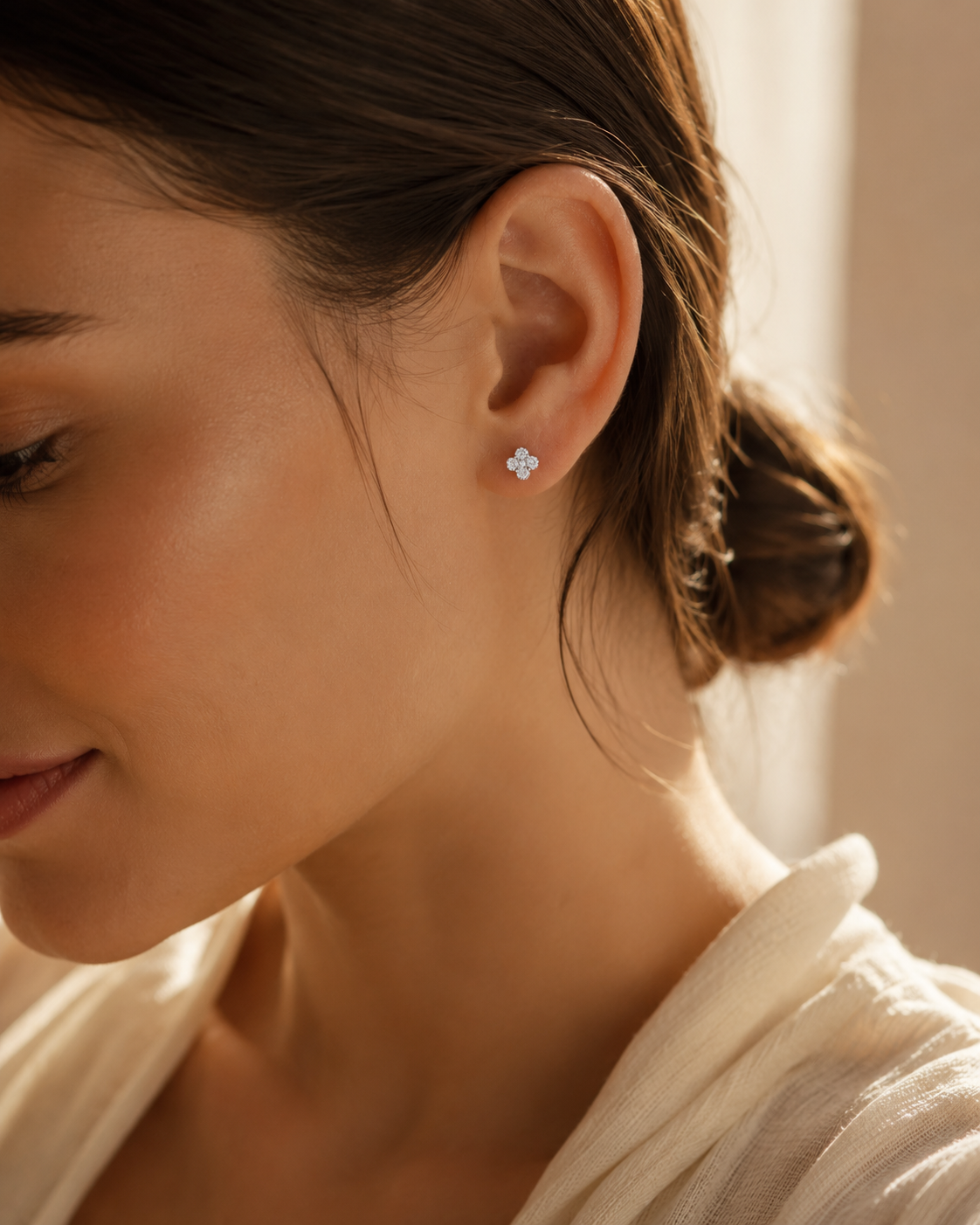 SigneNor Funkelnder Ohrstecker aus 925 Sterling Silber in Kleeblattform in warmer natürlicher Lichtstimmung getragen, mit weichem femininen Premium-Look.