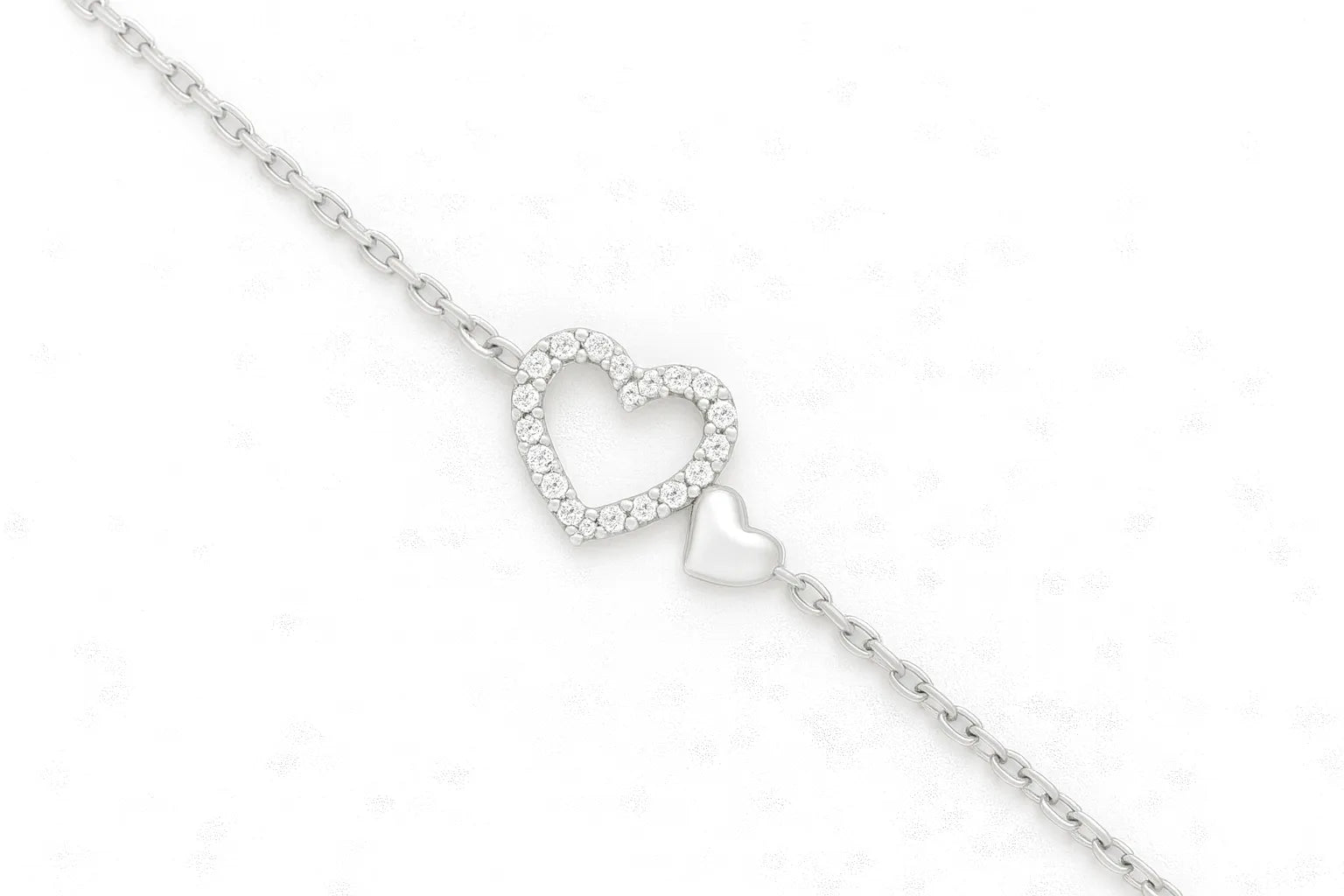 Feines Damenarmband aus 925 Sterling Silber mit offenem Zirkonia-Herz und kleinem polierten Herz auf zarter Ankerkette vor weißem Hintergrund.