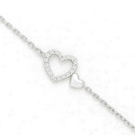 Feines Damenarmband aus 925 Sterling Silber mit offenem Zirkonia-Herz und kleinem polierten Herz auf zarter Ankerkette vor weißem Hintergrund.