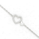 Feines Damenarmband aus 925 Sterling Silber mit offenem Zirkonia-Herz und kleinem polierten Herz auf zarter Ankerkette vor weißem Hintergrund.