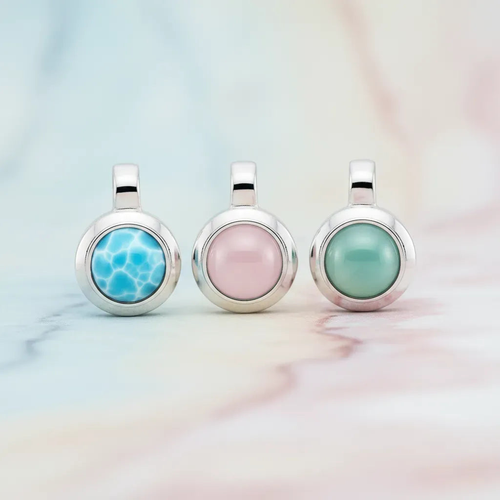 anhänger kategorie bild mit verschiedenen silbernen anhängern