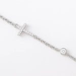 Feines Damenarmband aus 925 Sterling Silber mit seitlich eingearbeitetem Kreuzanhänger und rundem Zirkonia-Solitär auf weißem Hintergrund.