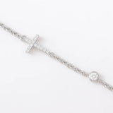 Feines Damenarmband aus 925 Sterling Silber mit seitlich eingearbeitetem Kreuzanhänger und rundem Zirkonia-Solitär auf weißem Hintergrund.