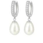 Silber Ohrstecker mit Zirkonia und runder Süßwasserperle in geschwungener Fassung auf weißem Hintergrund
