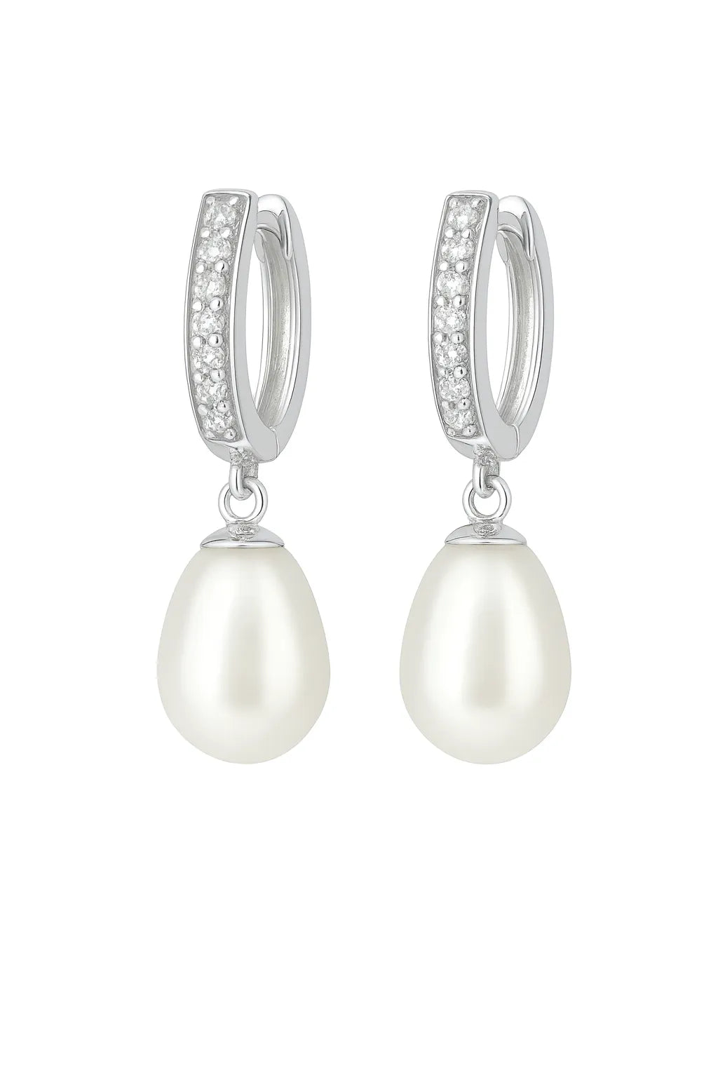 Silber Ohrstecker mit Zirkonia und runder Süßwasserperle in geschwungener Fassung auf weißem Hintergrund