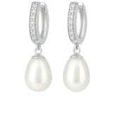 Silber Ohrstecker mit Zirkonia und runder Süßwasserperle in geschwungener Fassung auf weißem Hintergrund