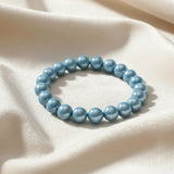 Elastisches Armband mit runden, glänzenden Perlen in schimmerndem Hellblau.