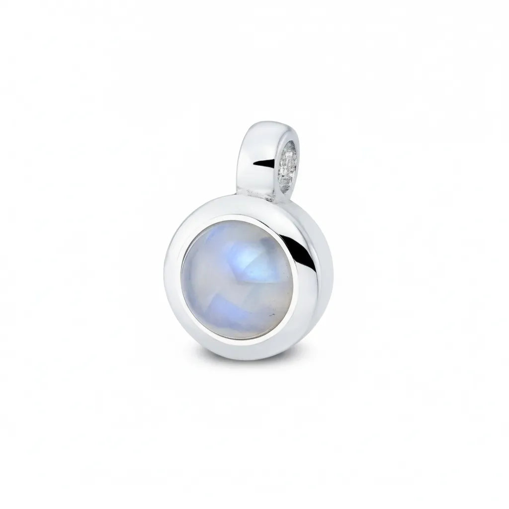 Runder Anhänger aus 925 Sterling Silber mit schimmerndem Mondstein-Cabochon in zarten Blau- und Weißtönen.